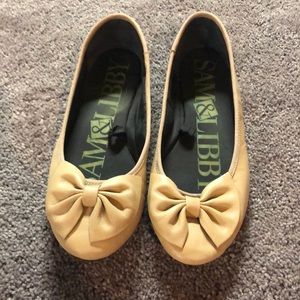 Light tan flats with bow in NEW condition